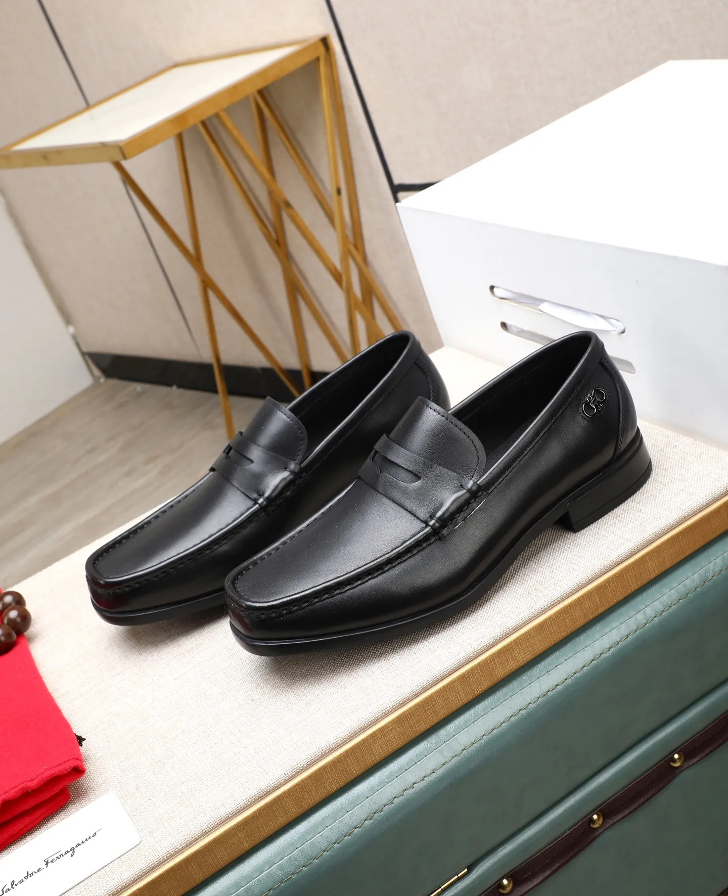 Men's clothing and shoes 💰700📛📛High-end goods! Salvatore Ferragamo is the world's top luxury footwear brand. It comes from Italy, the kingdom of fashion. It is famous all over the world for its traditional handmade design and novel styles... 🚶🏻🚶🏻 Top-quality suit shoes are sold simultaneously at the counter. This style is purely handmade. The fabric is imported Italian calfskin➕soft water-dyed cowhide lining. Specially available with original deep rubber outsole🌀🌀Size: 38➖44